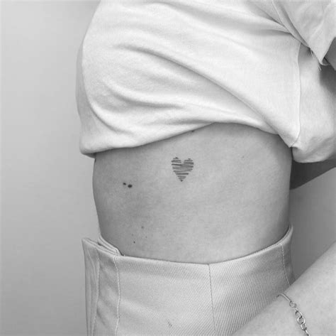 tatuajes pequeos para mujeres en el pecho|106 Tatuajes pequeños para mujer: 10 estilos top con。